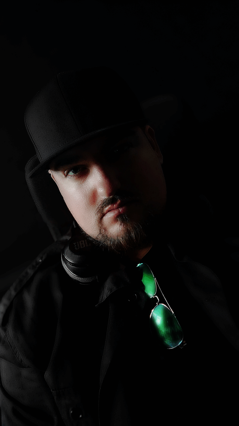 Hauly im dunklen Portrait mit Cap, Kopfhörern und Sonnenbrille – Studioaufnahme 2025